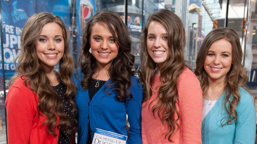 Jessa Duggar, Jinger Duggar, Jill Duggar, Jana Duggar todos posando y sonriendo