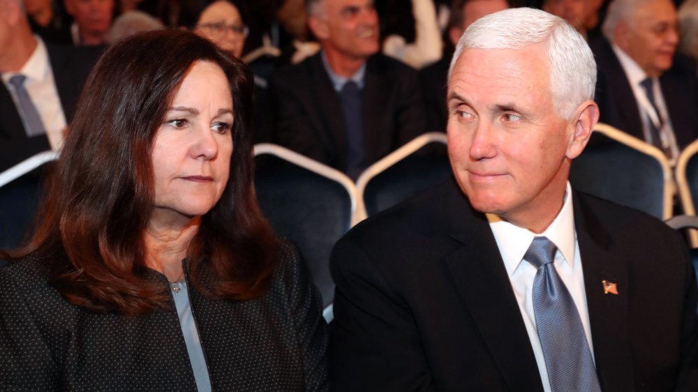 Karen Pence mirando hacia adelante, Mike Pence mirando a su