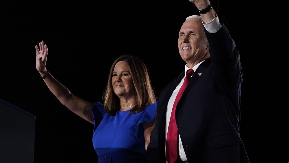 Karen y Mike Pence saludando, sonriendo