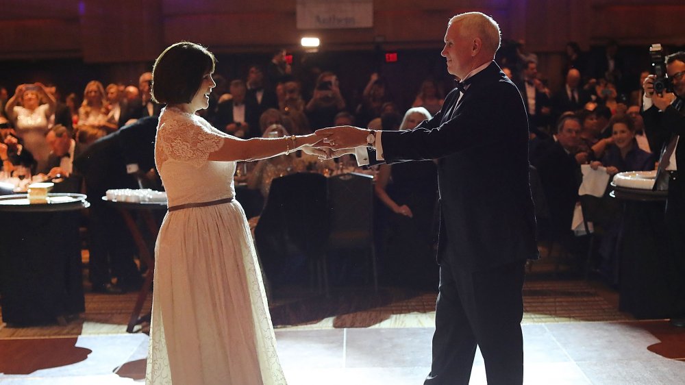 Karen Pence y Mike Pence bailando juntos