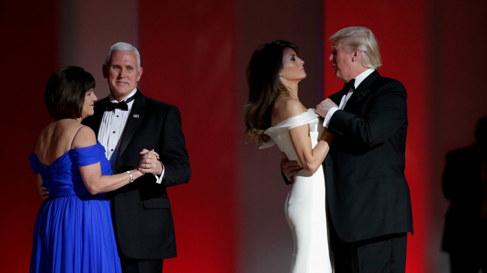 Mike Pence bailando con Karen Pence, Donald Trump bailando con Melania Trump