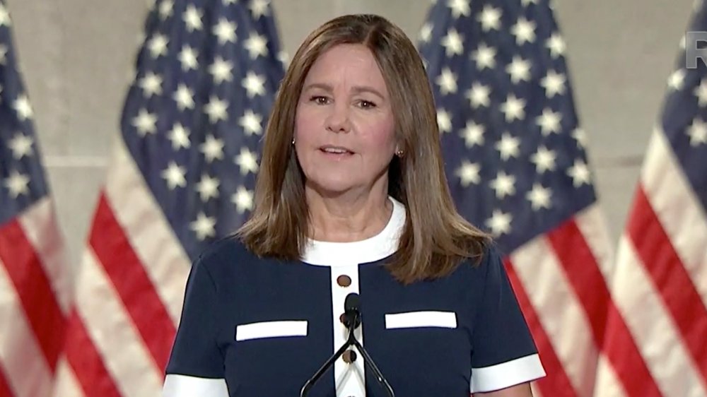 Karen Pence hablando en un podio frente a las banderas de EE.UU.