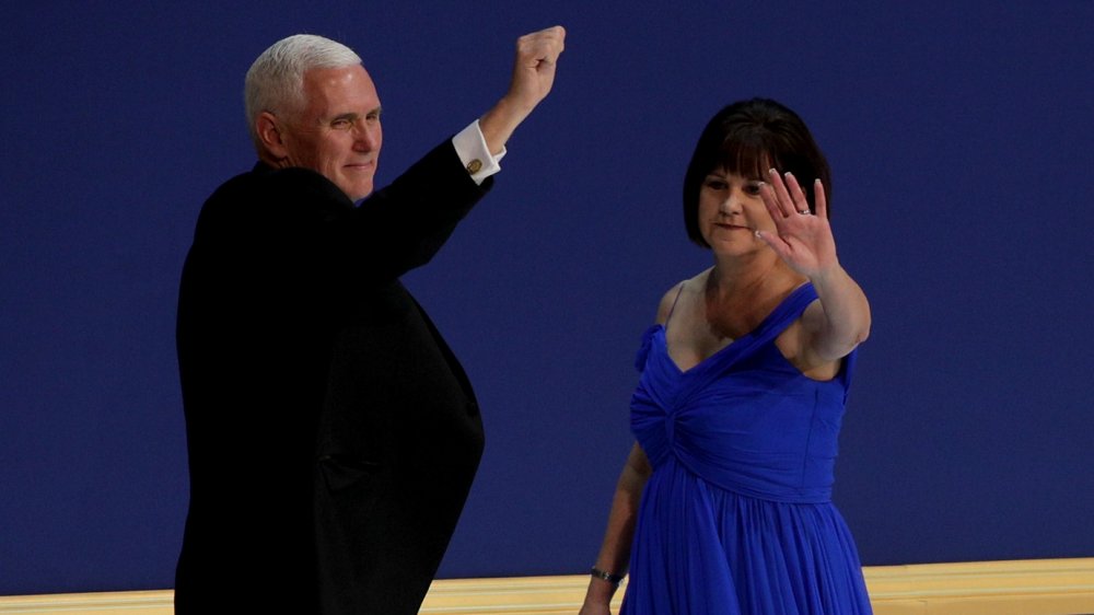 Mike Pence con el puño en el aire, Karen Pence saludando