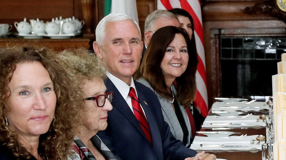 Mike y Karen Pence en una cena política