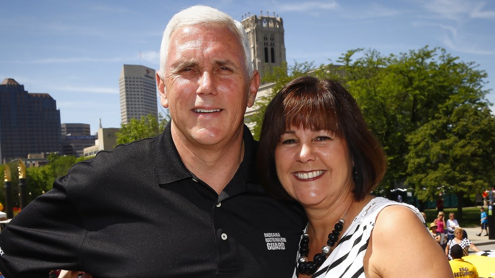 Mike y Karen Pence, brazo en brazo y sonriendo