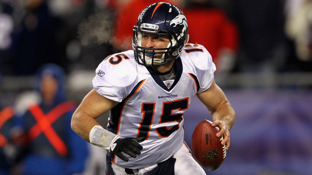 Tim Tebow jugando para los Denver Broncos