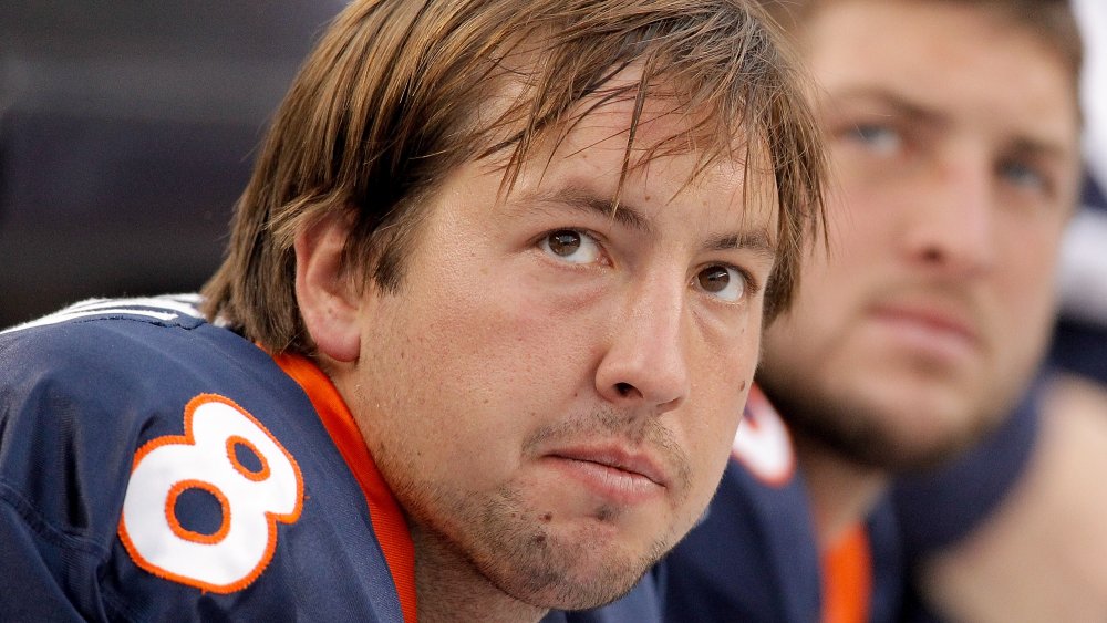 Kyle Orton y Tim Tebow de los Denver Broncos, ambos mirando hacia arriba