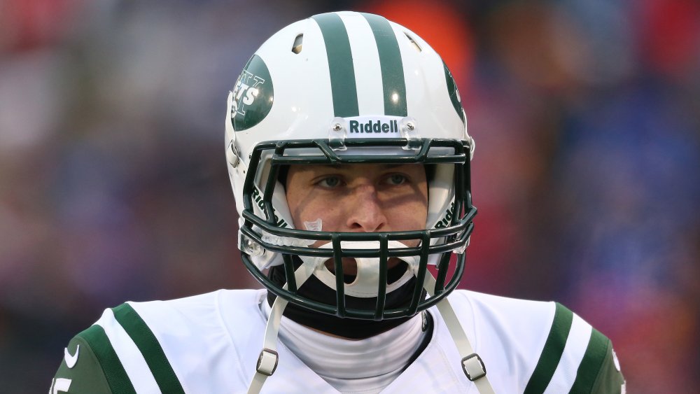 Tim Tebow parece desanimado mientras jugaba para los Jets de Nueva York