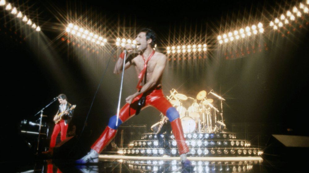 Roger Deacon y Freddie Mercury actúan en el Foro en 1980