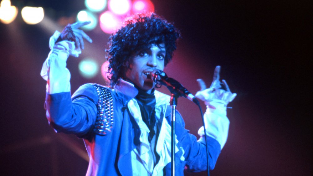 Prince actúa en el escenario durante el Purple Rain Tour de 1984