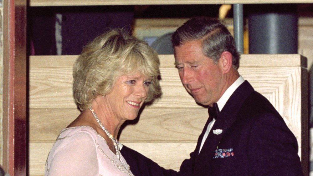 Camilla Parker-Bowles y el Príncipe Carlos en la cena de gala de The Prince's Foundation en 2000