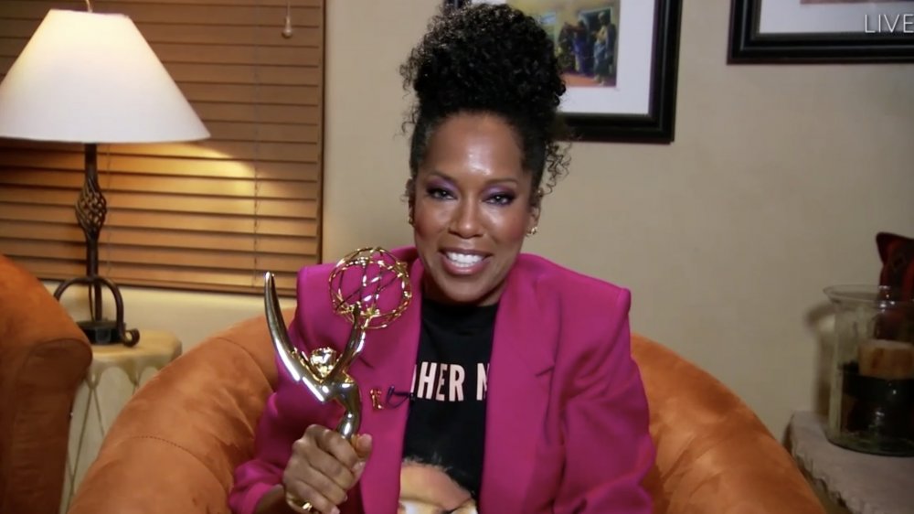 Regina King con camisa Breonna Taylor y blazer rosa