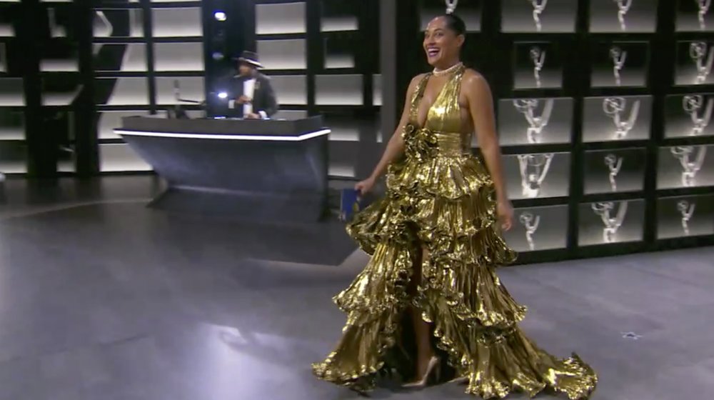 Tracee Ellis Ross con un vestido dorado