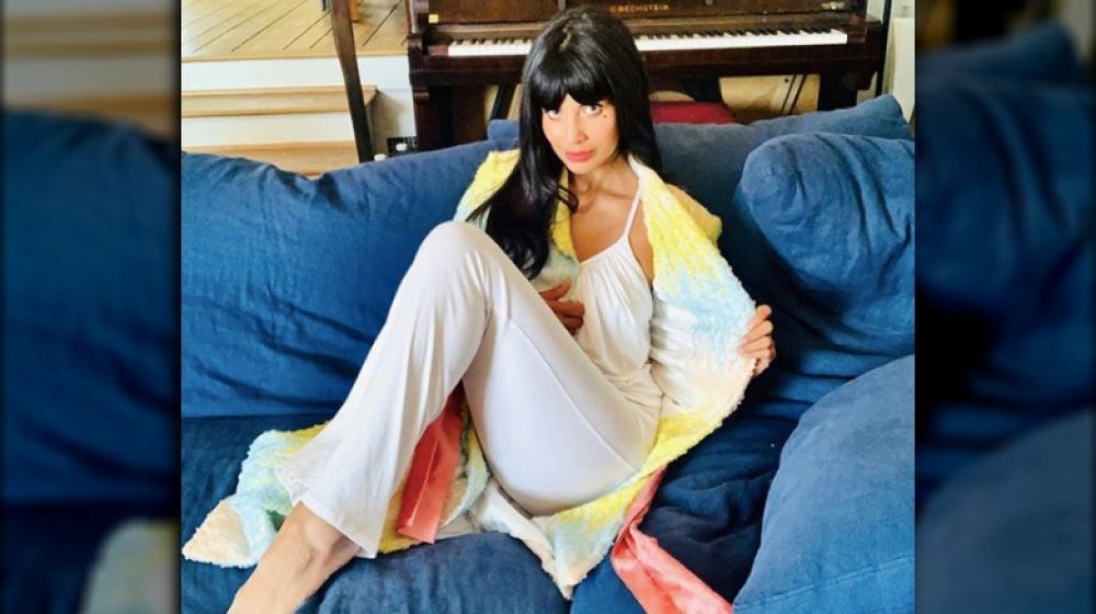 Jameela Jamil en casa con una túnica de lentejuelas