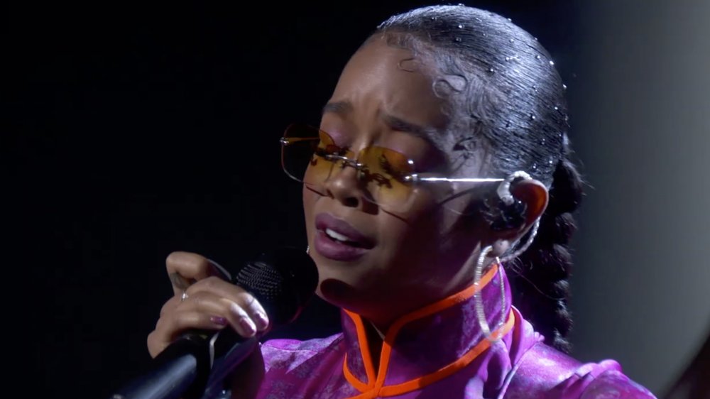 H.E.R. actuando durante el segmento In Memoriam en los Emmys 2020 