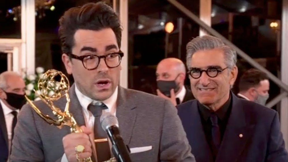 Daniel Levy y Eugene Levy aceptan premios en los Emmy de 2020