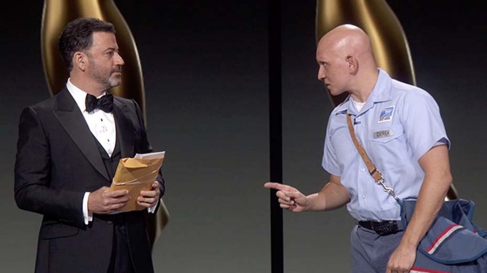 Jimmy Kimmel y Anthony Carrigan en un sketch durante los Premios Emmy 2020 