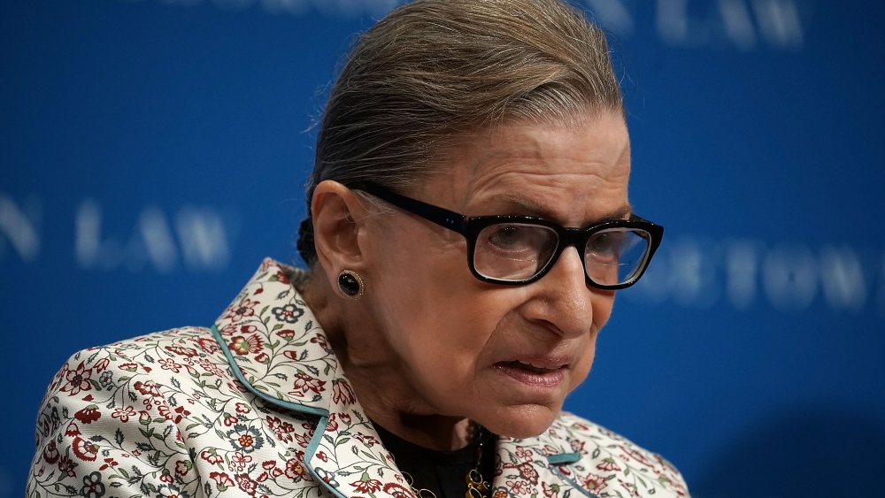 Ruth Bader Ginsburg en una chaqueta floral