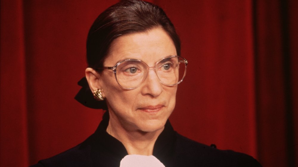 La joven Ruth Bader Ginsburg con gafas claras