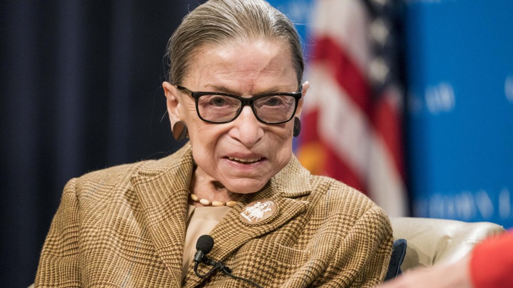 Ruth Bader Ginsburg en un blazer marrón a cuadros