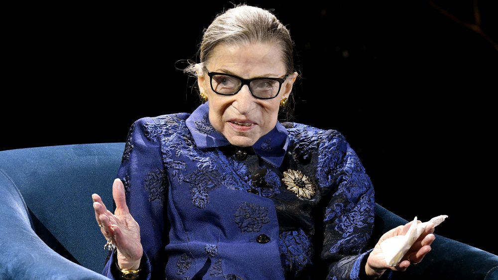 Ruth Bader Ginsburg sentada, hablando