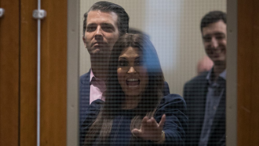 Donald Trump Jr. y Kimberly Guilfoyle en un mitin para el senador estadounidense Ted Cruz 