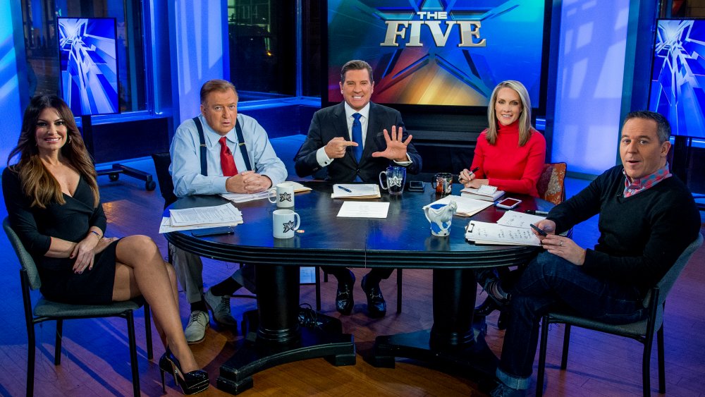 Kimberly Guilfoyle junto al elenco de The Five