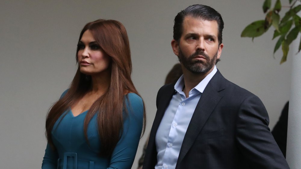 Donald Trump Jr. y Kimberly Guilfoyle en una conferencia en la Casa Blanca