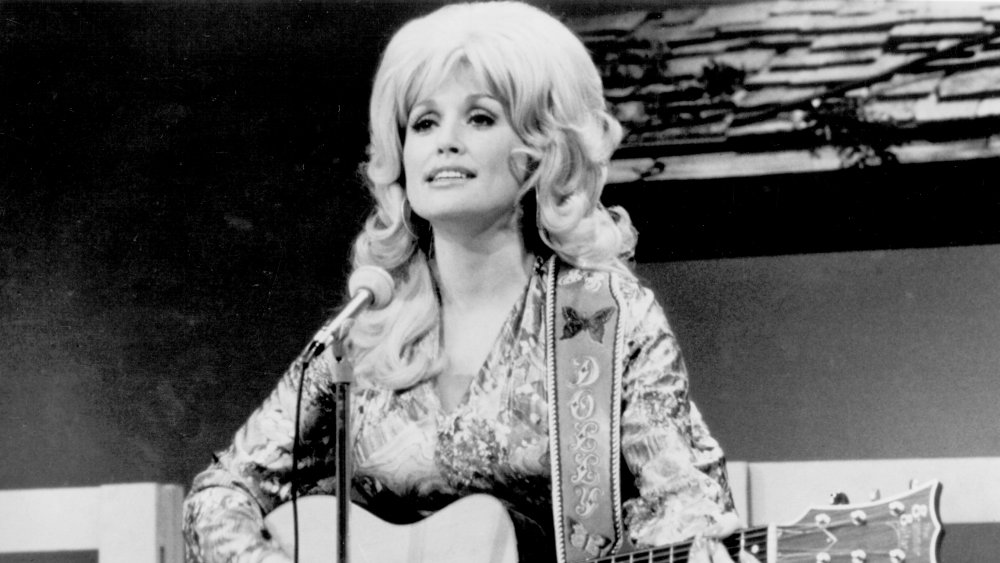 Dolly Parton actúa en el escenario en 1974