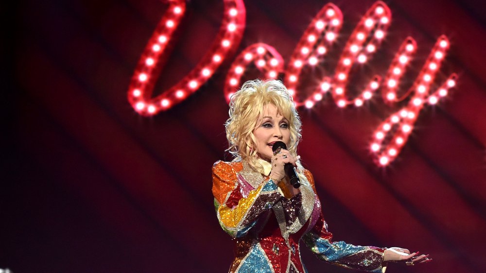 Dolly Parton actúa en la 51a Academia de Los Premios de música country