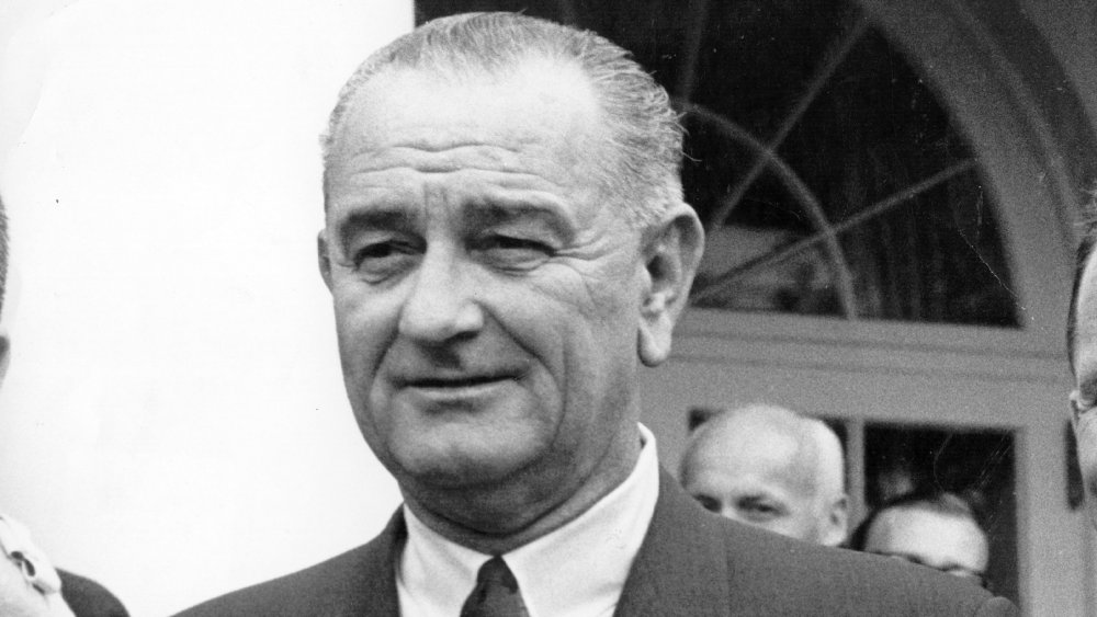 Lyndon B. Johnson de cerca, caminando