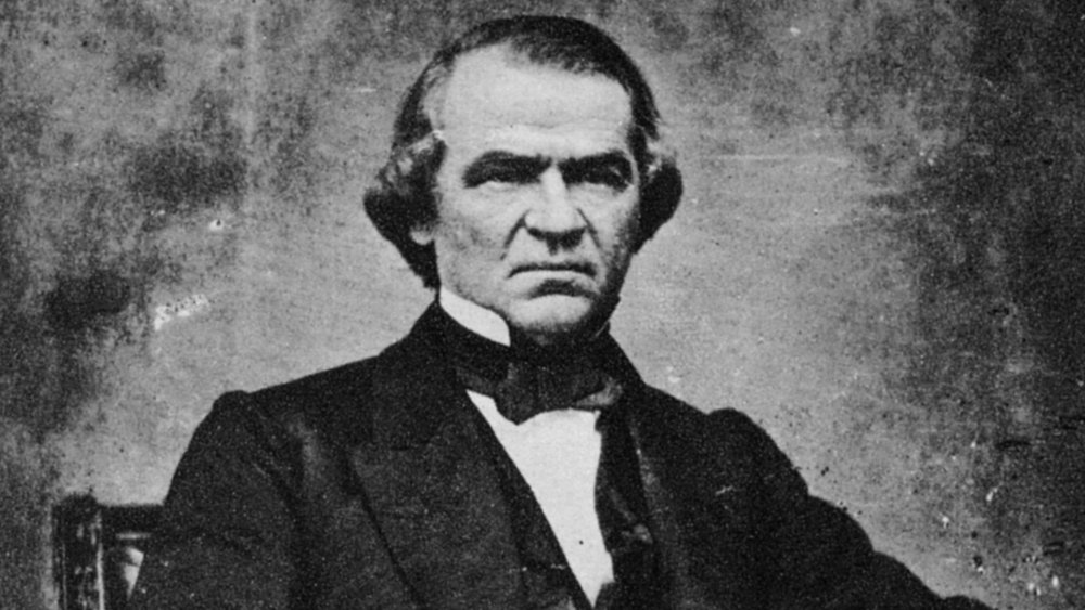 Andrew Johnson sentado