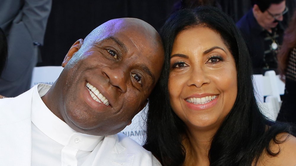 Magic Johnson con la cabeza apoyada en Cookie Johnson, ambos sonriendo