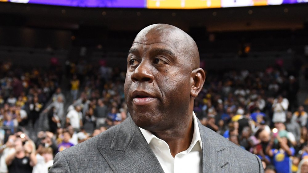 Magic Johnson en cancha de baloncesto, mirando hacia otro lado