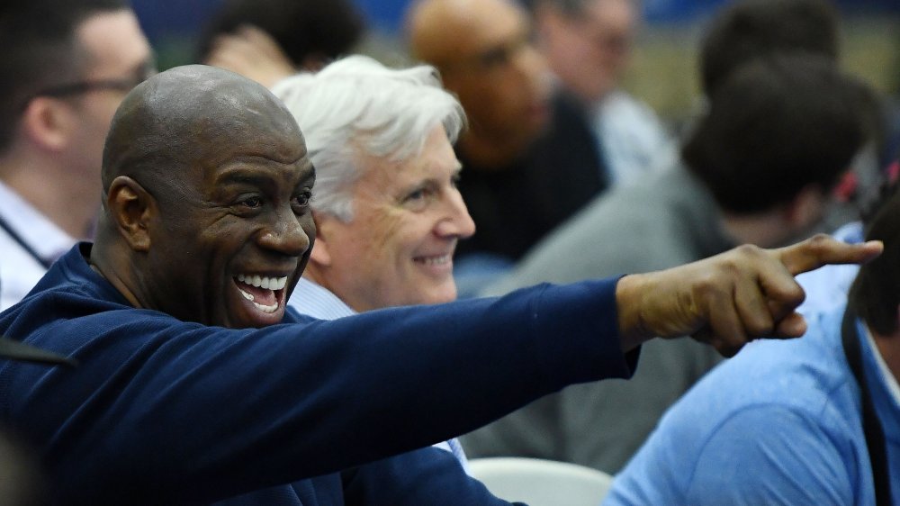 Magic Johnson señalando y riendo en una multitud