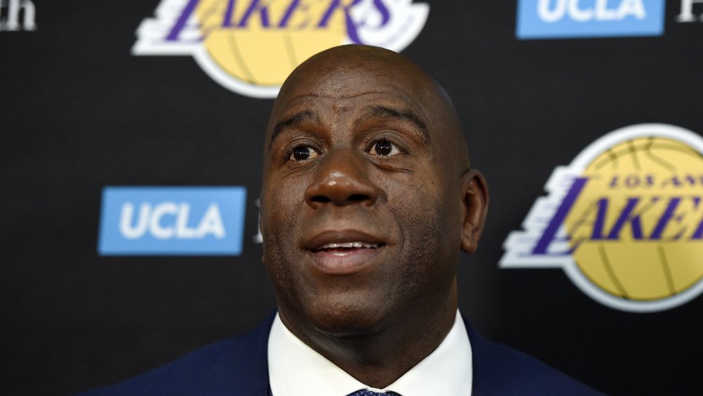 Magic Johnson hablando en un evento de prensa