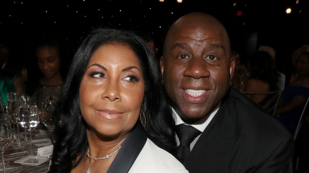 Cookie Johnson mirando fuera de la cámara, Magic Johnson sonriendo