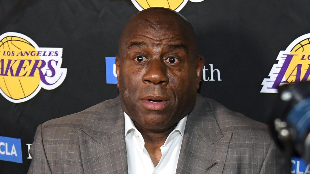 Magic Johnson hablando en el evento Lakers