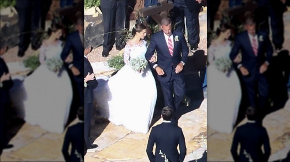 Allison Williams siendo conducida por el pasillo el día de su boda por su padre Brian Williams