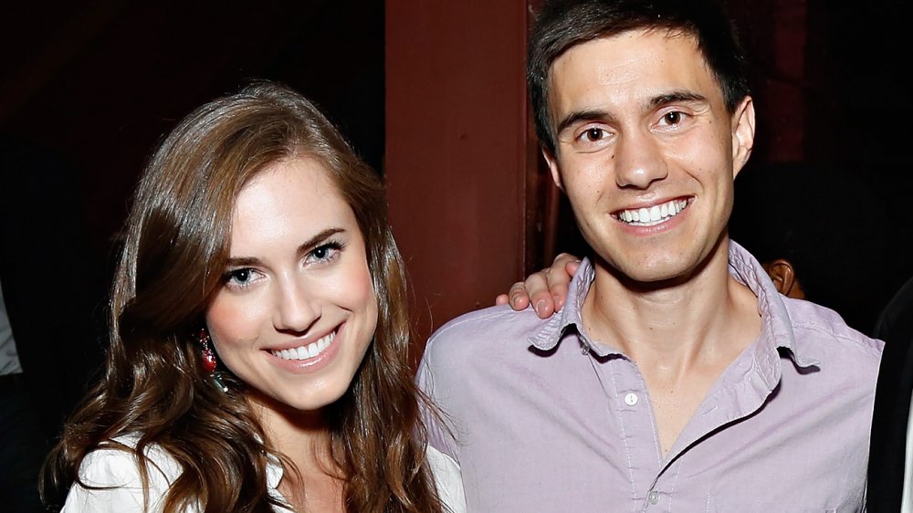 Allison Williams y Ricky Van Veen en la producción anual de CollegeHumor Offline