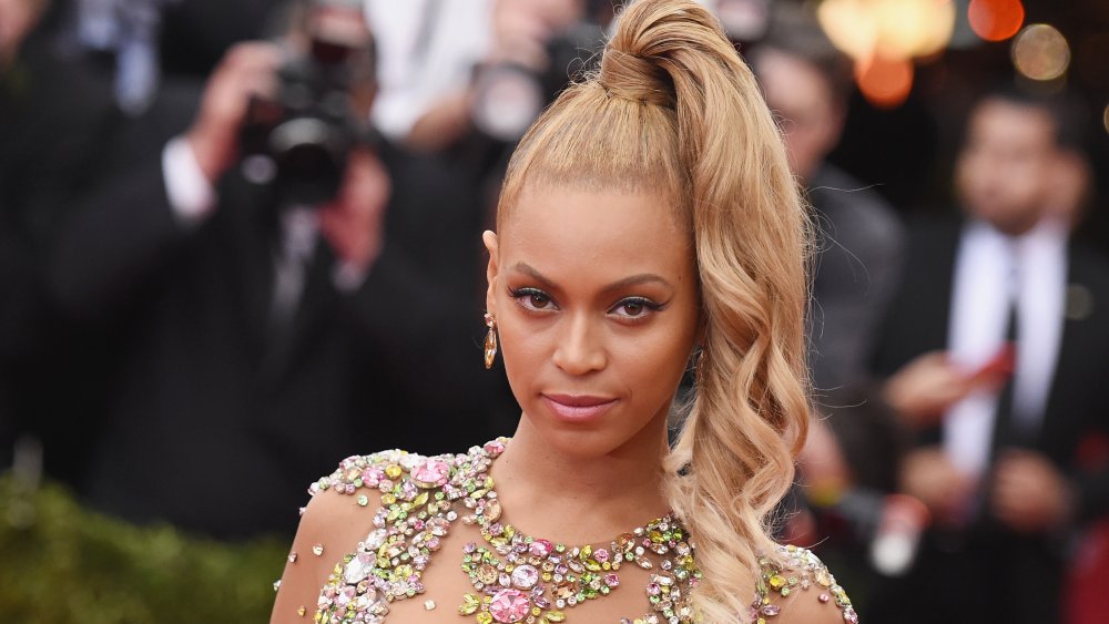 Beyonce en China: A través de la gala de beneficios del Instituto de Trajes de Vidrio Looking en el Museo Metropolitano de Arte en 2015