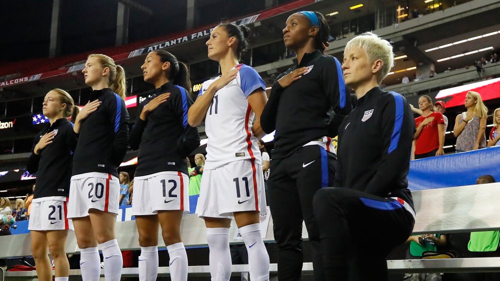 Megan Rapinoe arrodillada antes del partido de fútbol