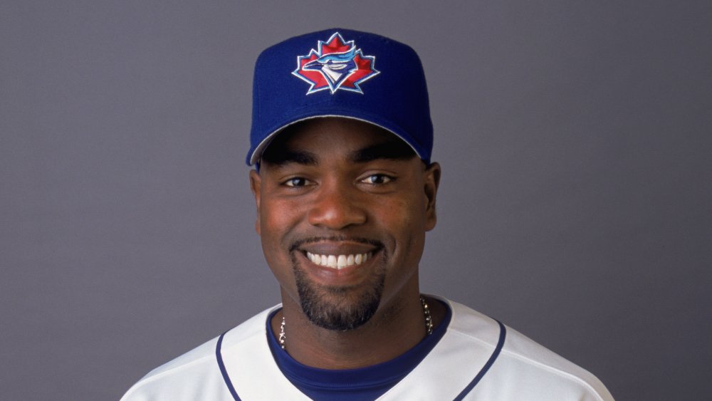 Carlos Delgado con camiseta y sombrero de los Azulejos, sonriendo