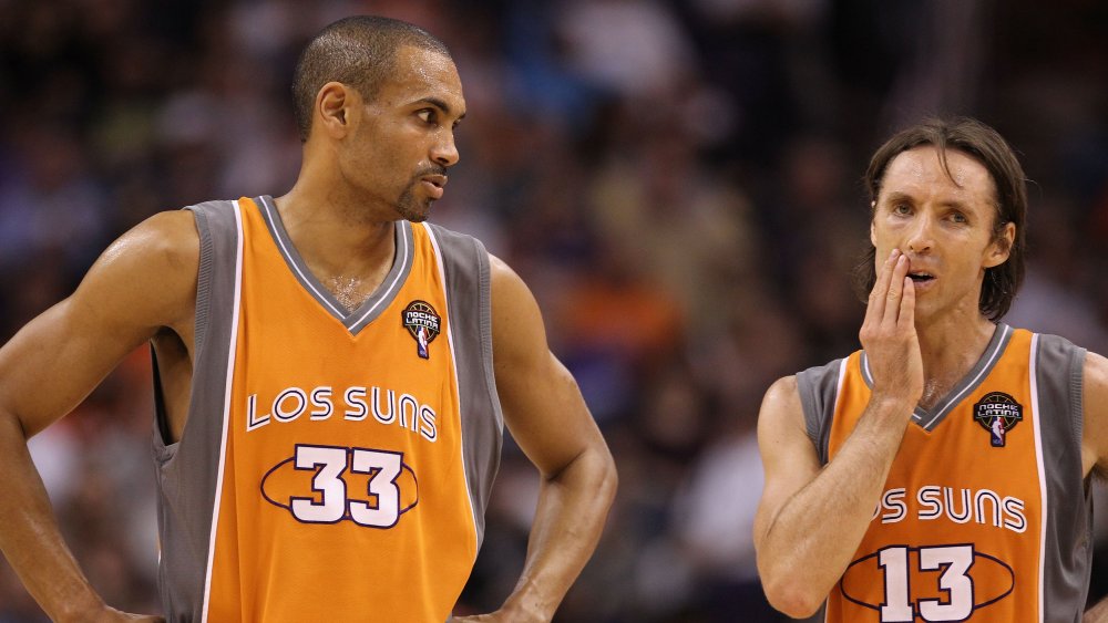 Grant Hill & Steve Nash en la cancha de baloncesto