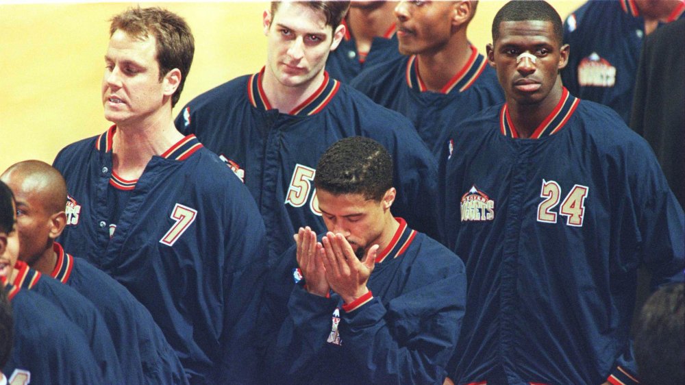 Mahmoud Abdul-Rauf con las manos en la cara