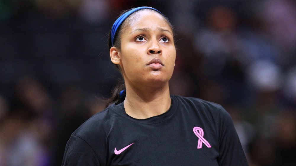 Maya Moore mirando hacia arriba 