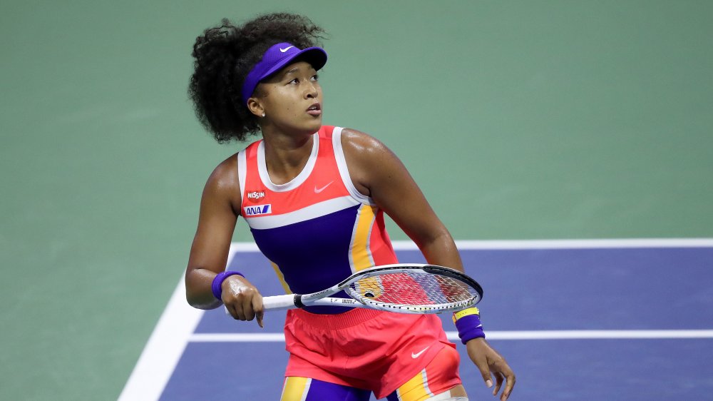 Naomi Osaka en la cancha de tenis, jugando