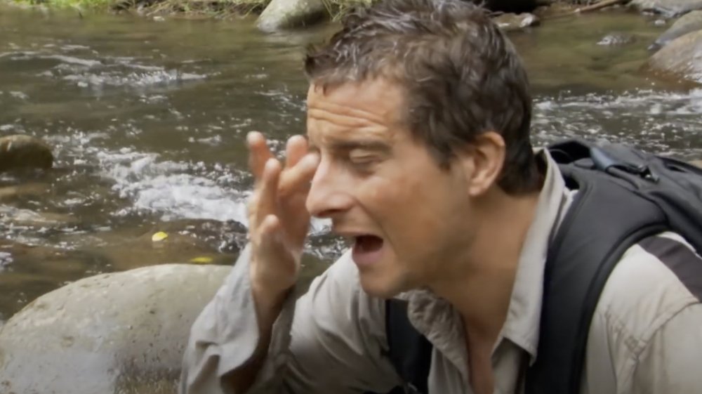 Oso Grylls con algo en el ojo