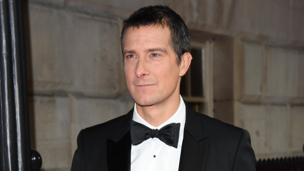 Bear Grylls con atuendo formal