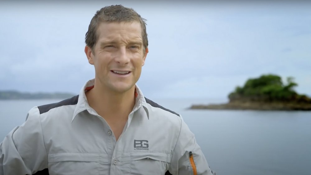 Oso Grylls fuera junto al agua